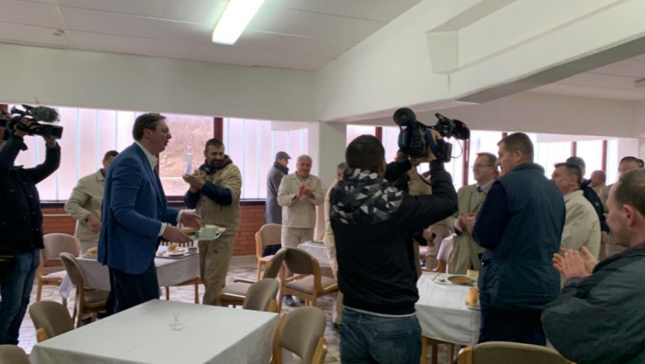 Vučić jede pasulj sa radnicima