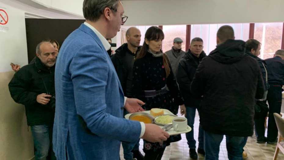 Vučić jede pasulj sa radnicima