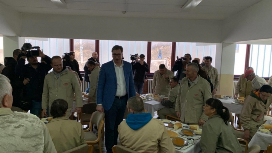 Vučić jede pasulj sa radnicima