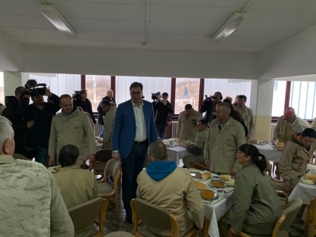 Vučić jede pasulj sa radnicima