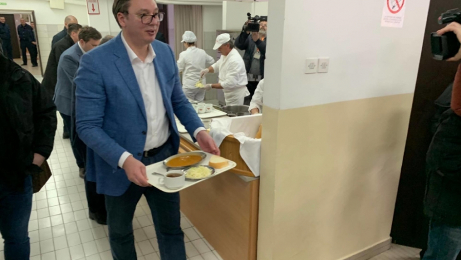 Vučić jede pasulj sa radnicima
