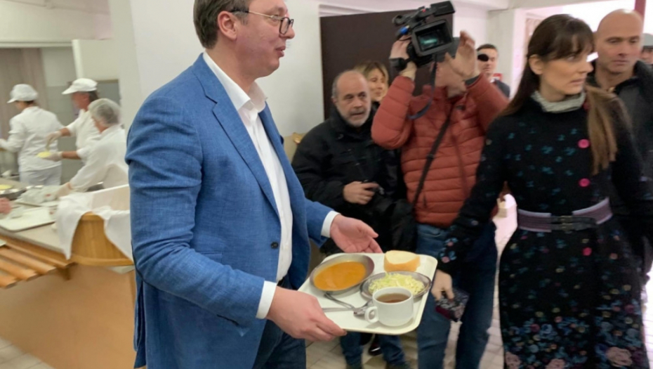 Vučić jede pasulj sa radnicima
