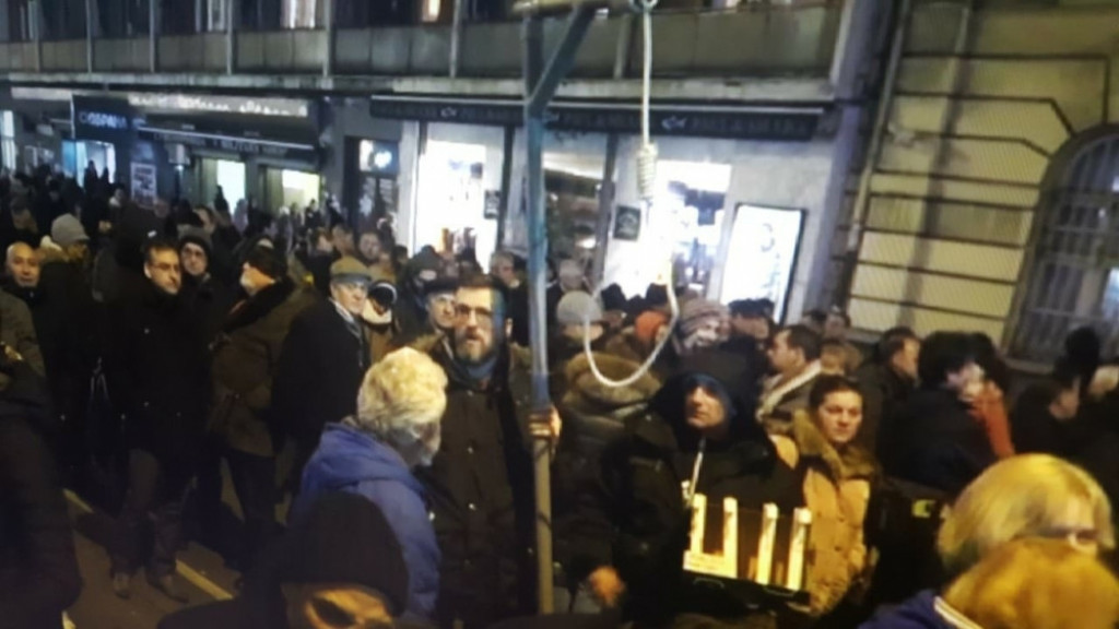 Đilasovci prošetali vešala na protestima