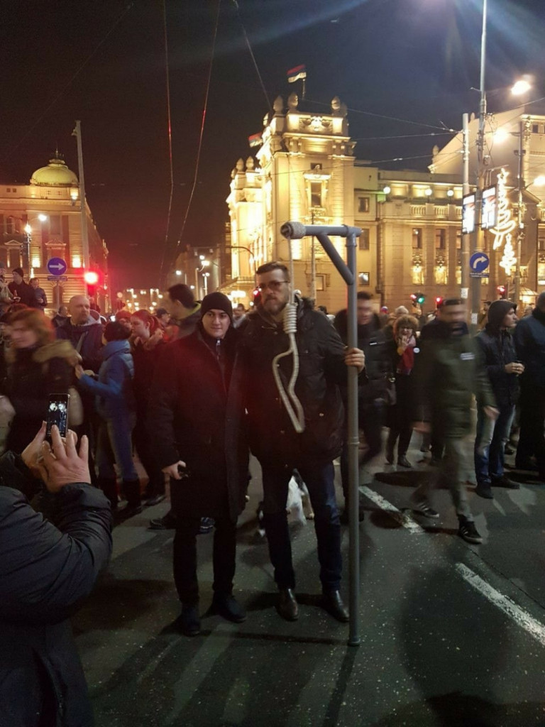 Đilasovci prošetali vešala na protestima