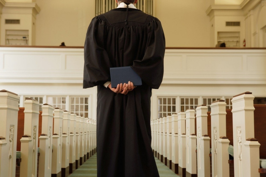 Sve&scaron;tenik, crkva, pop