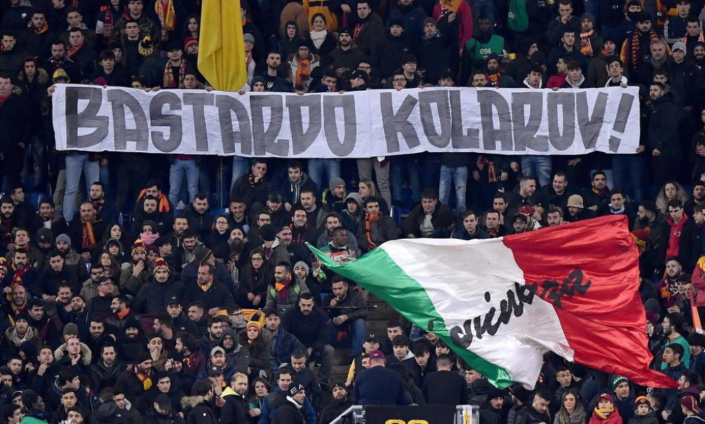 Uvredljiv transparent navijača Rome Kolarovu