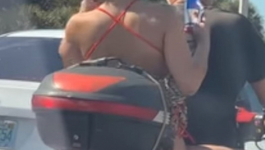 Dok je čekala ispred semafora, rešila je malo da se obrije