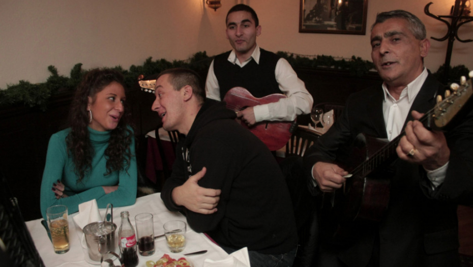 Kafana, provod, zaljubljeni par