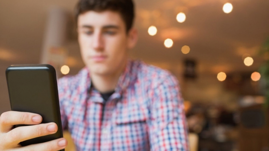 Muškarac, momak, telefon, dopisivanje