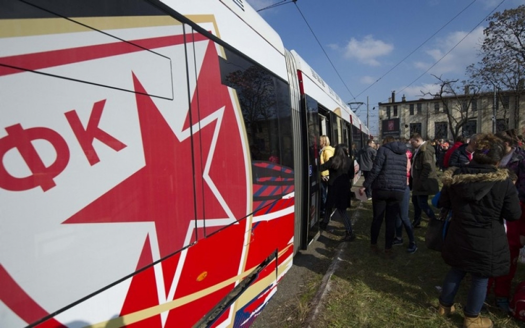 Fudbaleri Crvene zvezde sa navijačima u tramvaju