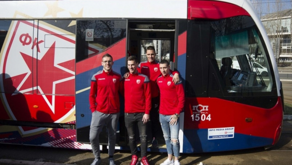 Fudbaleri Crvene zvezde ispred tramvaja