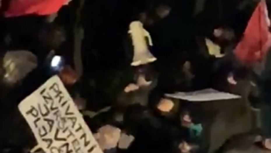 Baba nasrnula na mladića na protestima