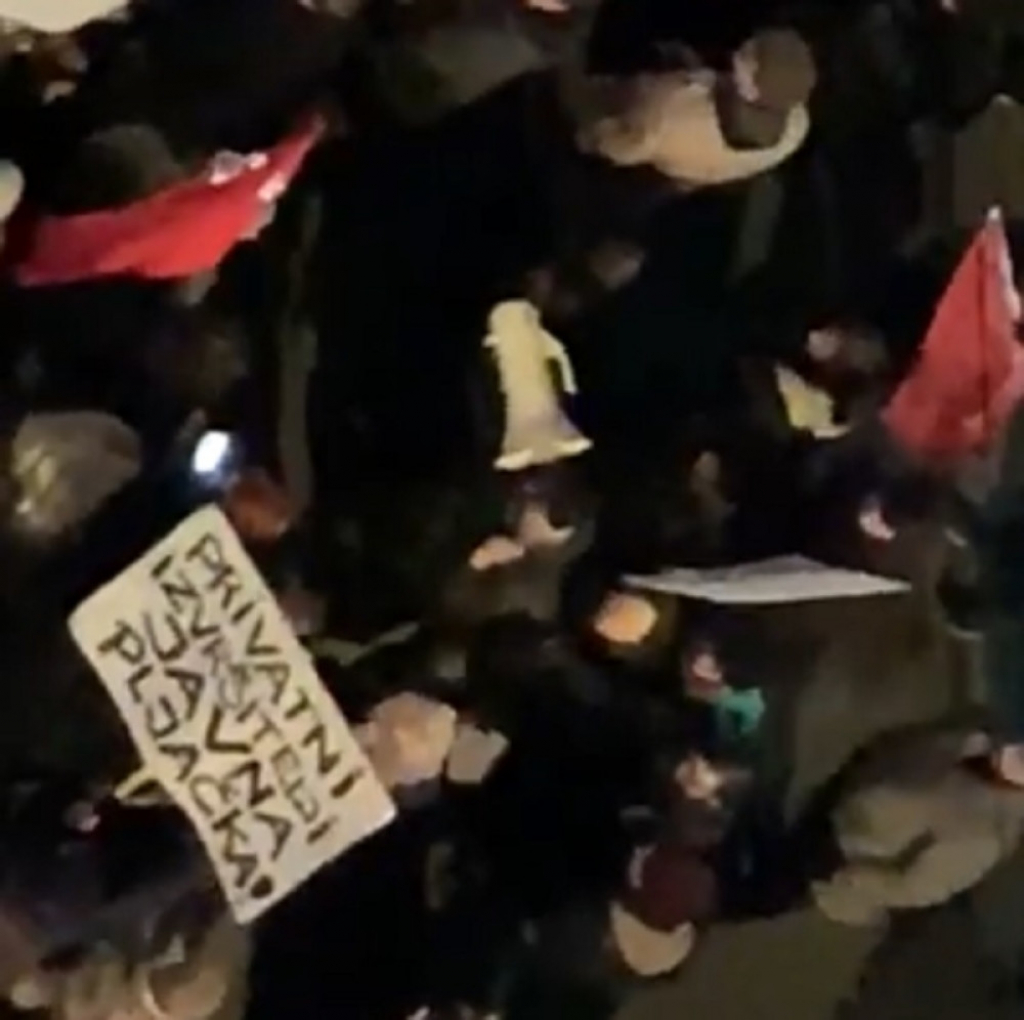 Baba nasrnula na mladića na protestima