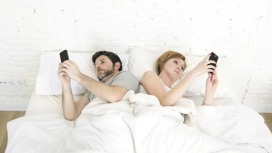 Mobilni telefon, mlad par, krevet