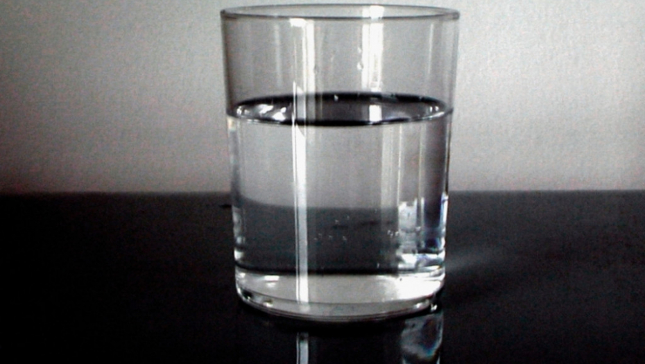 Čaša, voda