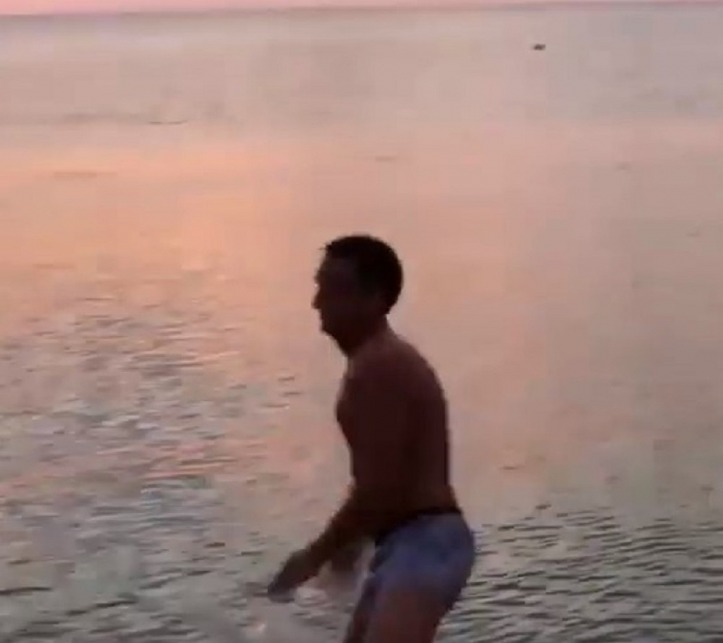 Pijanac skače u more