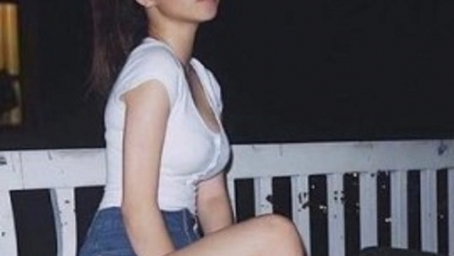 Ona se slika, komšije se seksaju iza nje