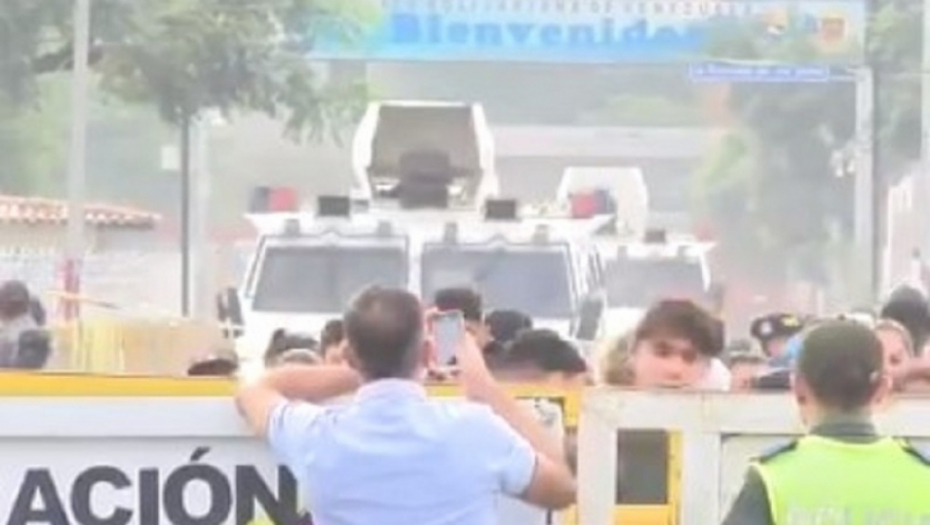 Oklopno vozilo uletelo u gomilu ljudi