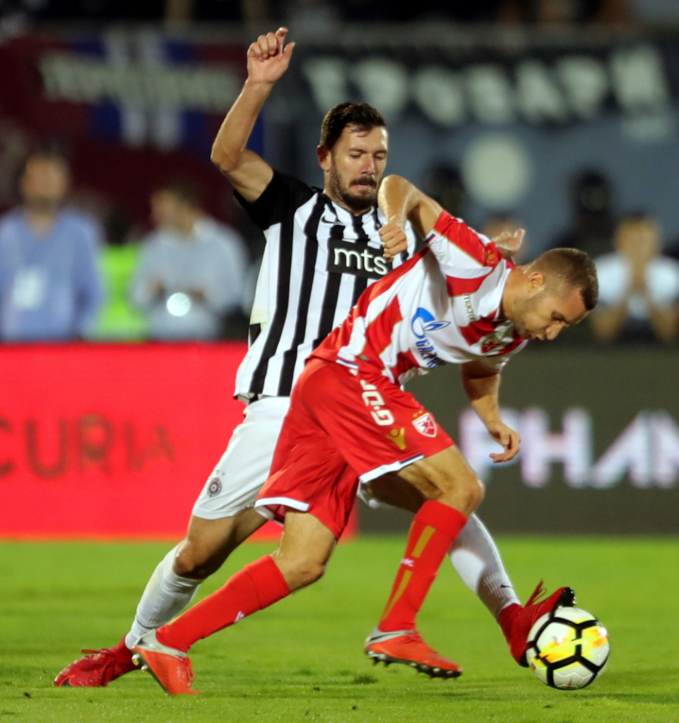 Aleksandar Šćekić, fudbaler Partizana u duelu sa Simićem