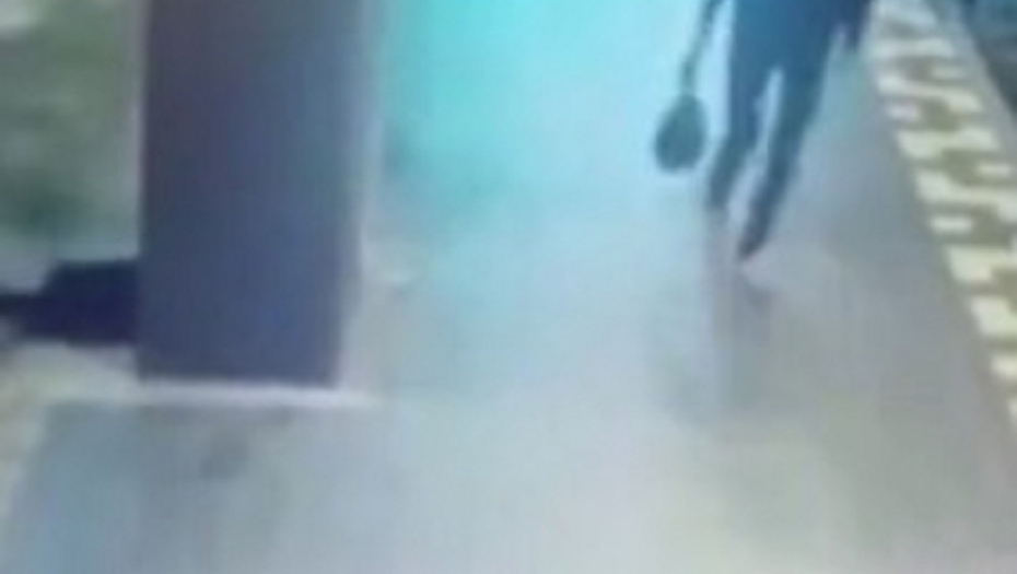 Otac bacio bebu u kontejner