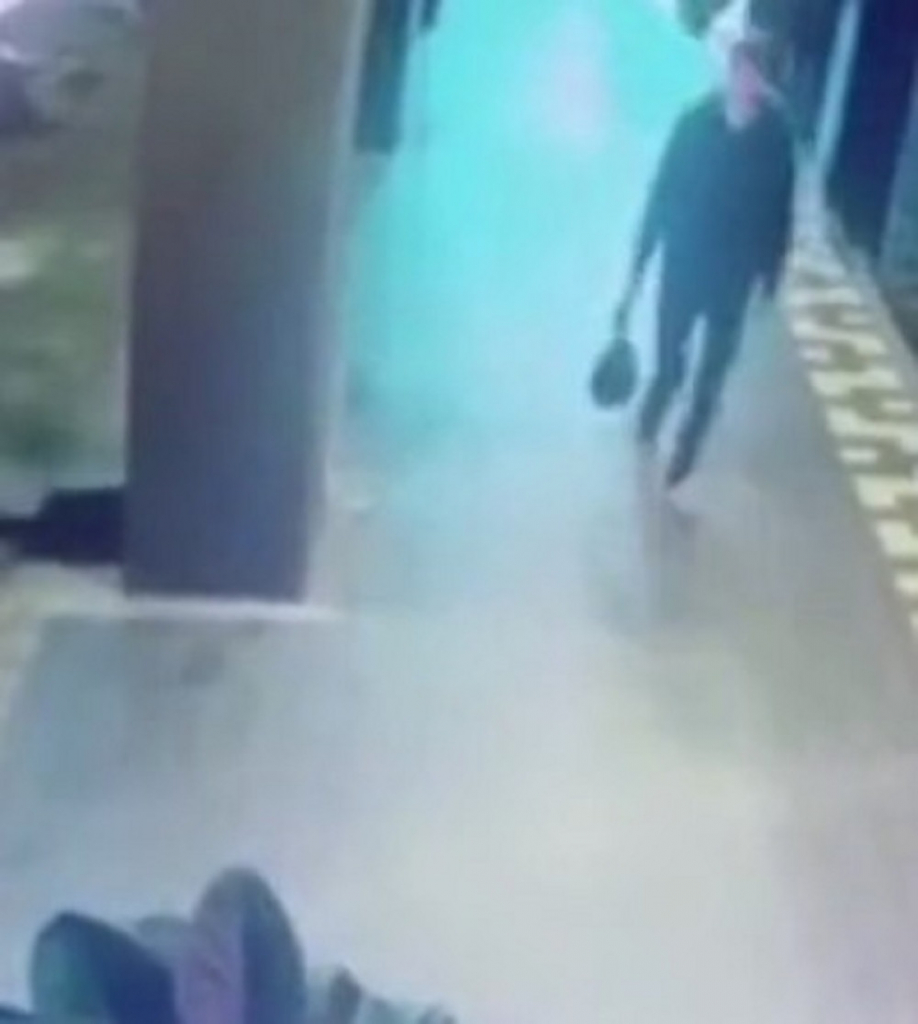 Otac bacio bebu u kontejner