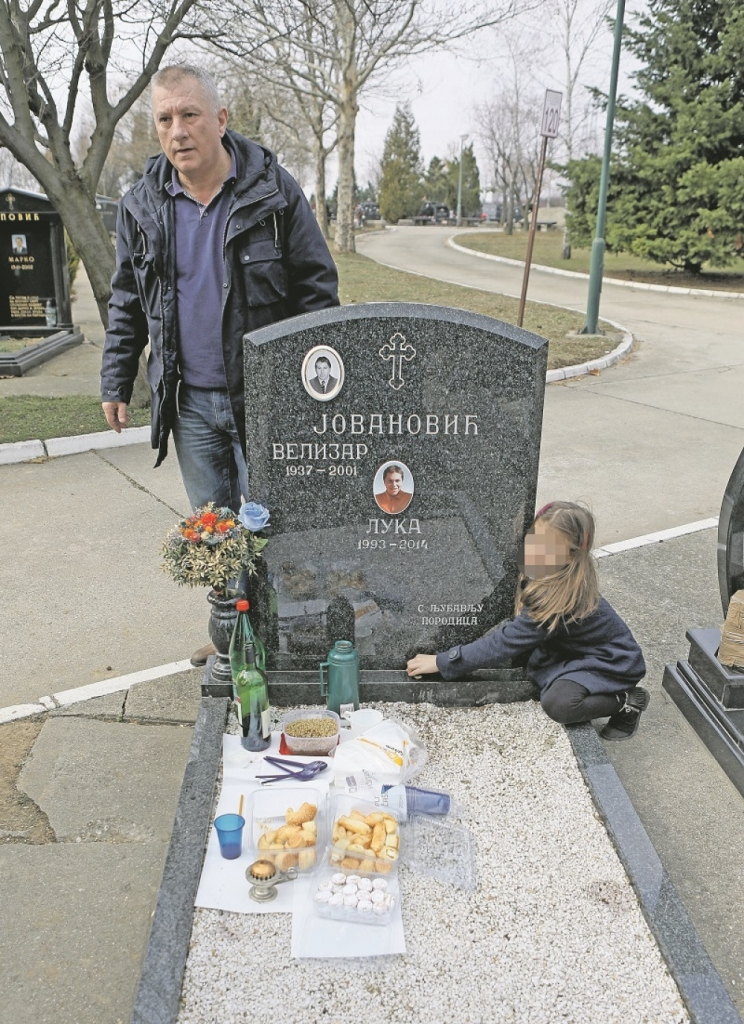 Bojan Jovanović sa ćerkom na Lukinom grobu