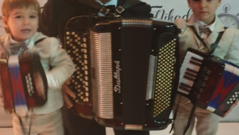 Deda Paja sa unucima