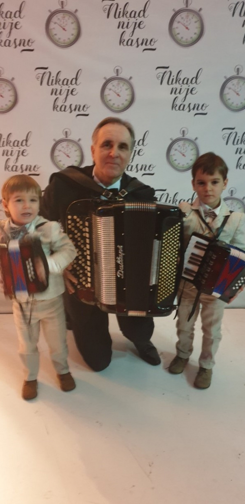 Deda Paja sa unucima