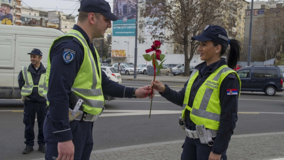Policija, policajci, cveće, 8. mart