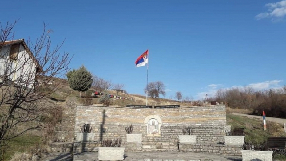 Jarbol sa srpskom zastavom u Velikoj Hoči