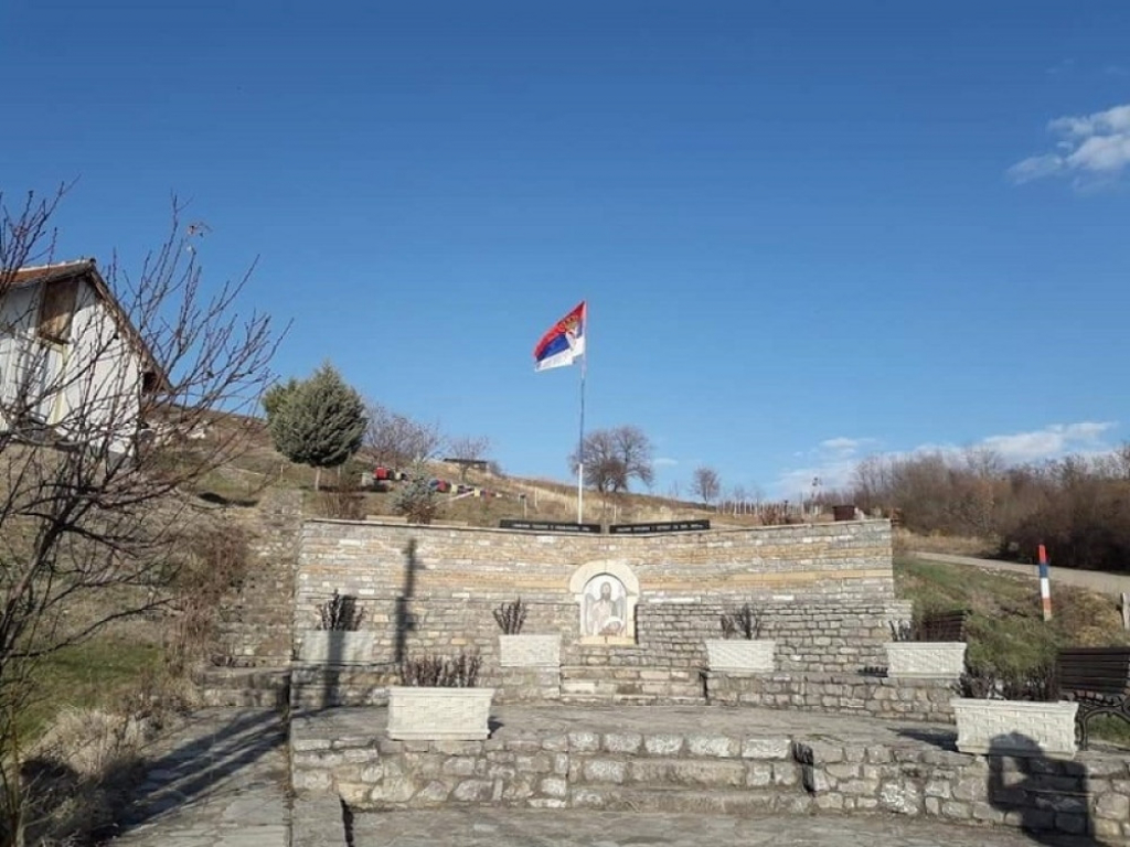 Jarbol sa srpskom zastavom u Velikoj Hoči