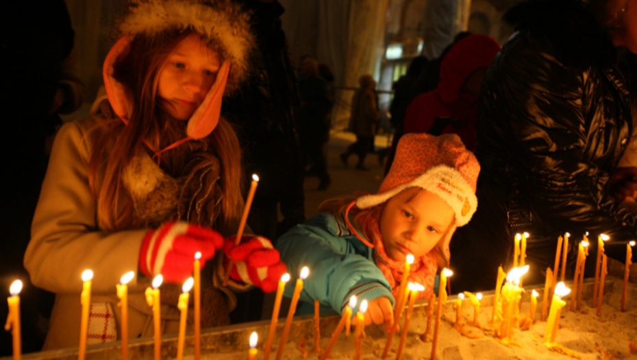 Deca, sveće, crkva