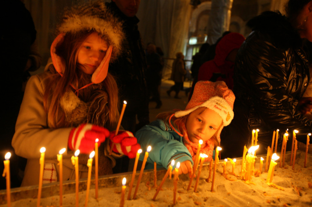 Deca, sveće, crkva