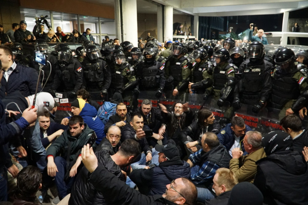 Demonstranti upali u RTS