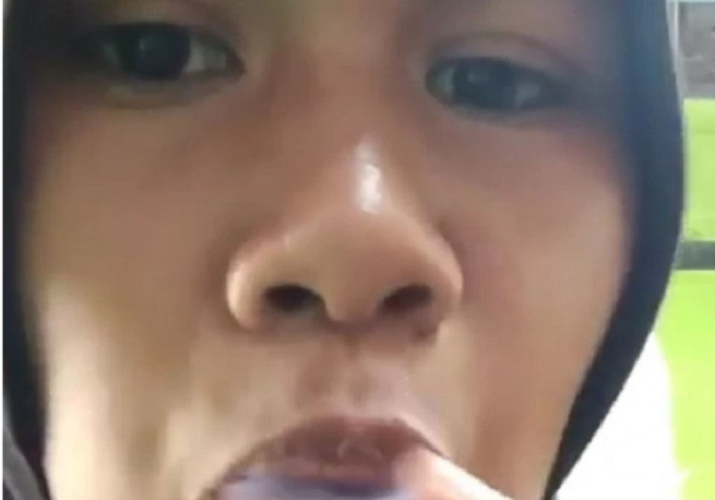 Devojka degustira sapune