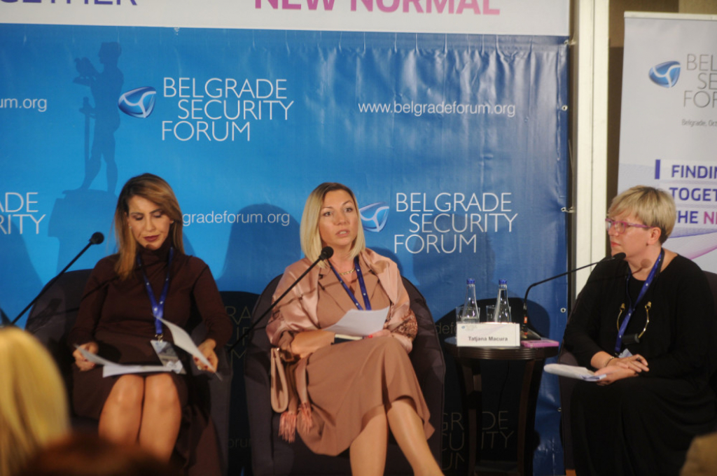 Tatjana Macura (u sredini)