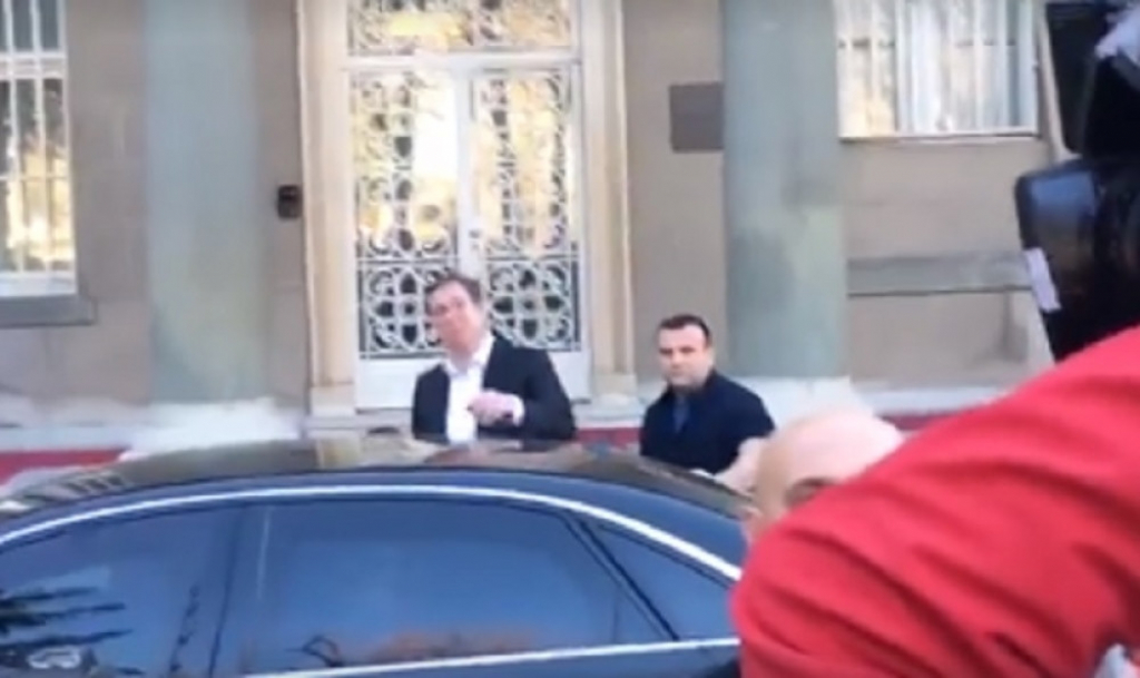 Vučić napušta zgradu Predsedništva