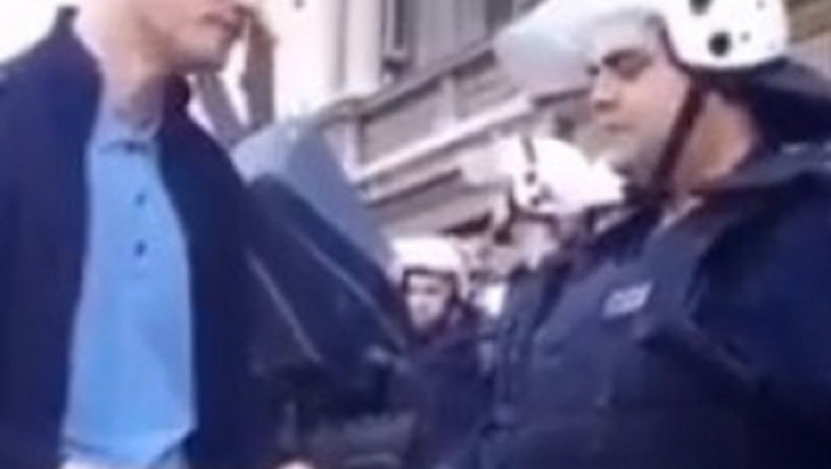 Balša Božović deli policajcima banane