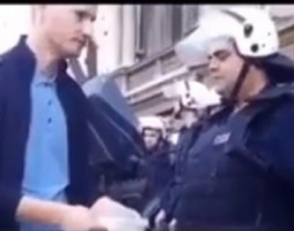 Balša Božović deli policajcima banane