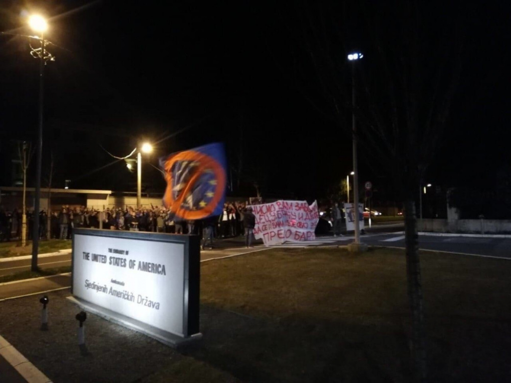 navijači ispred ambasade