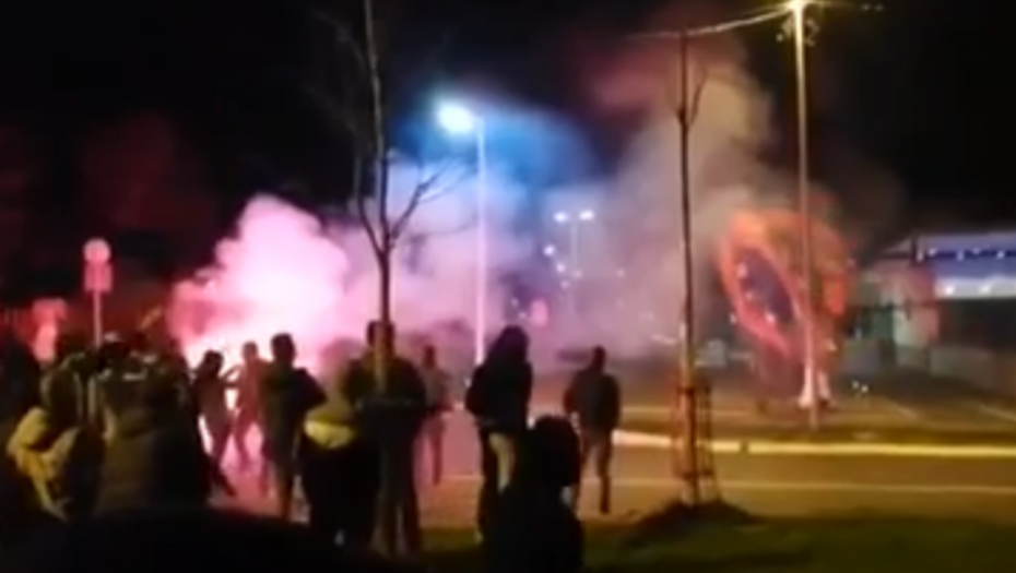 navijači ispred ambasade