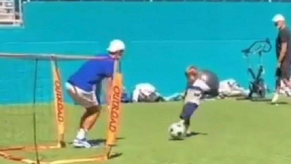 Novak i sin Stefan pikaju fudbal