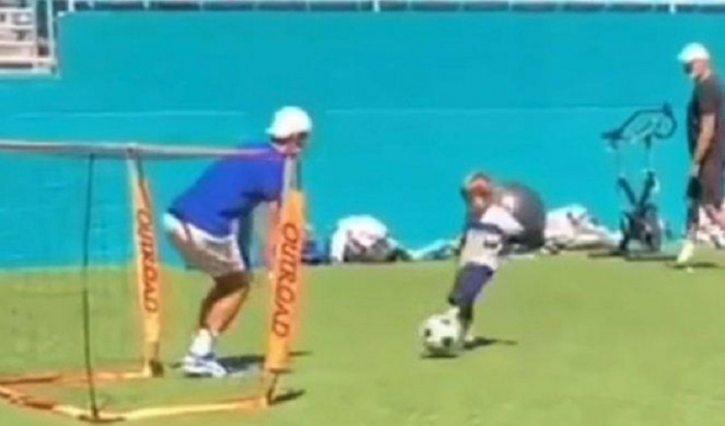 Novak i sin Stefan pikaju fudbal