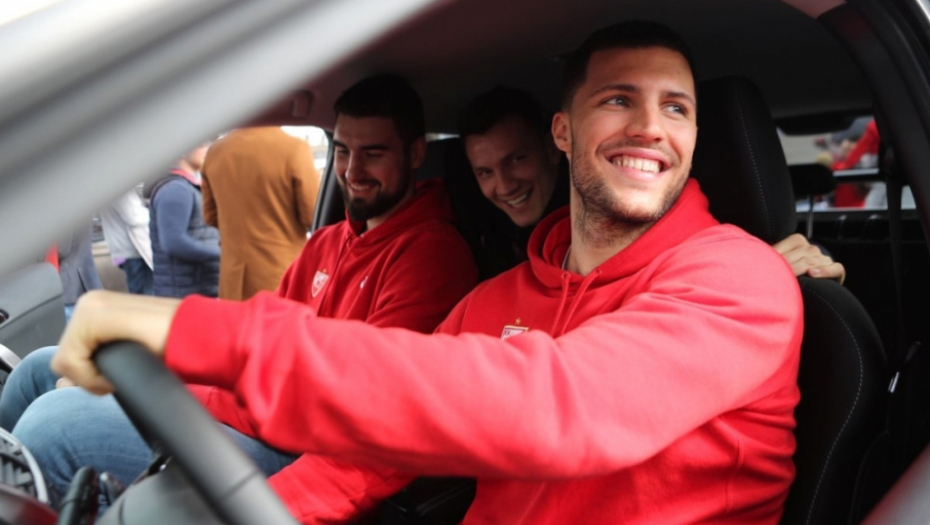 Košarkaši Crvene zvezde na Sajmu automobila