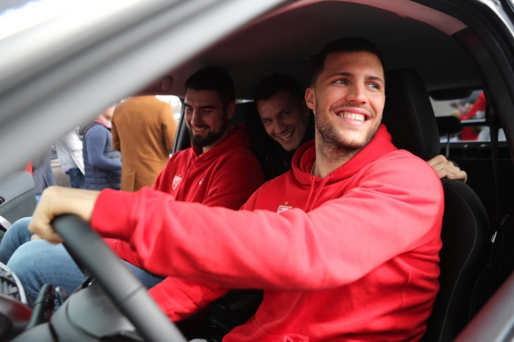 Košarkaši Crvene zvezde na Sajmu automobila