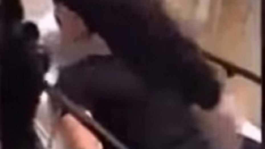 Policajac šamara čoveka u bolničkom krevetu