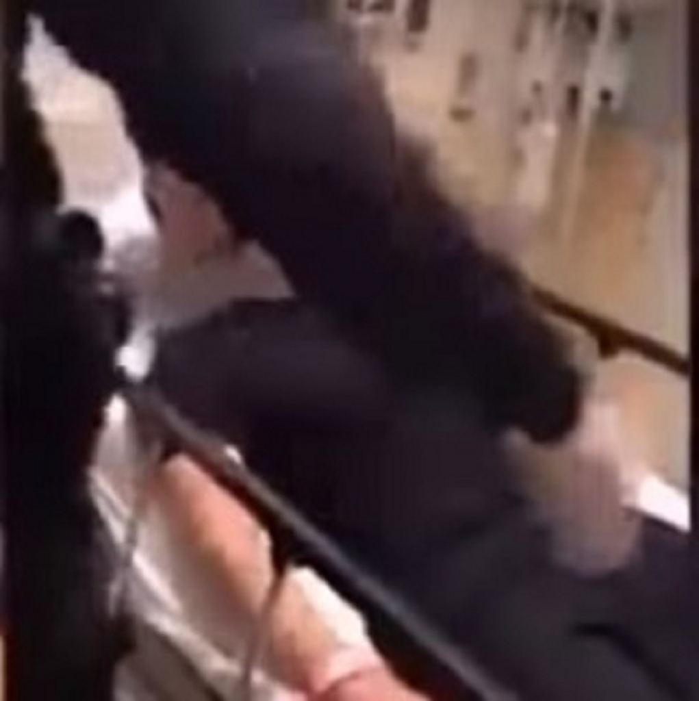 Policajac šamara čoveka u bolničkom krevetu