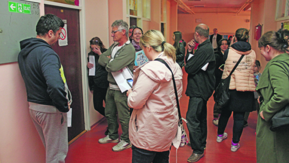 Roditelji čekali da od nedelje uveče da upišu decu