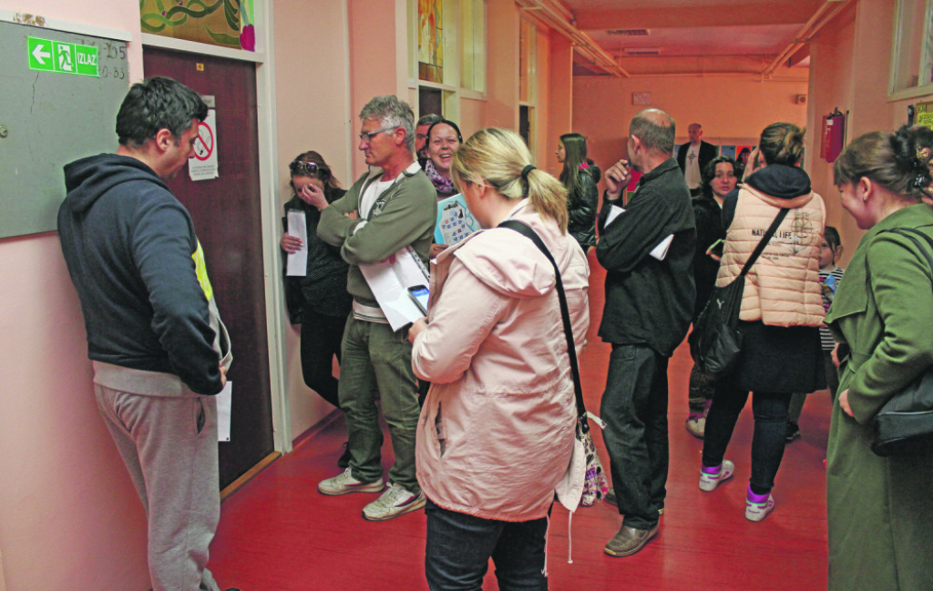 Roditelji čekali da od nedelje uveče da upi&scaron;u decu