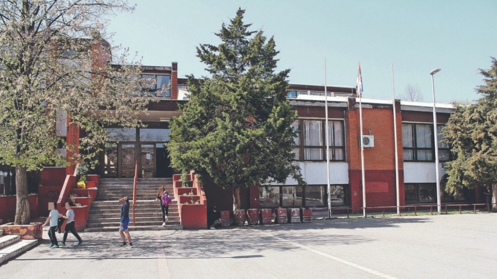 Roditelji čekali da od nedelje uveče da upi&scaron;u decu